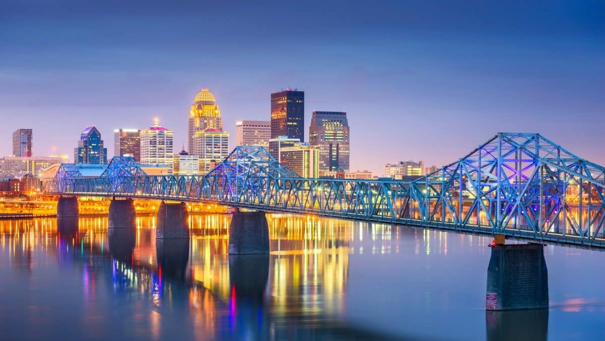 Louisville, Kentucky, USA downtown skyline on the Ohio River at